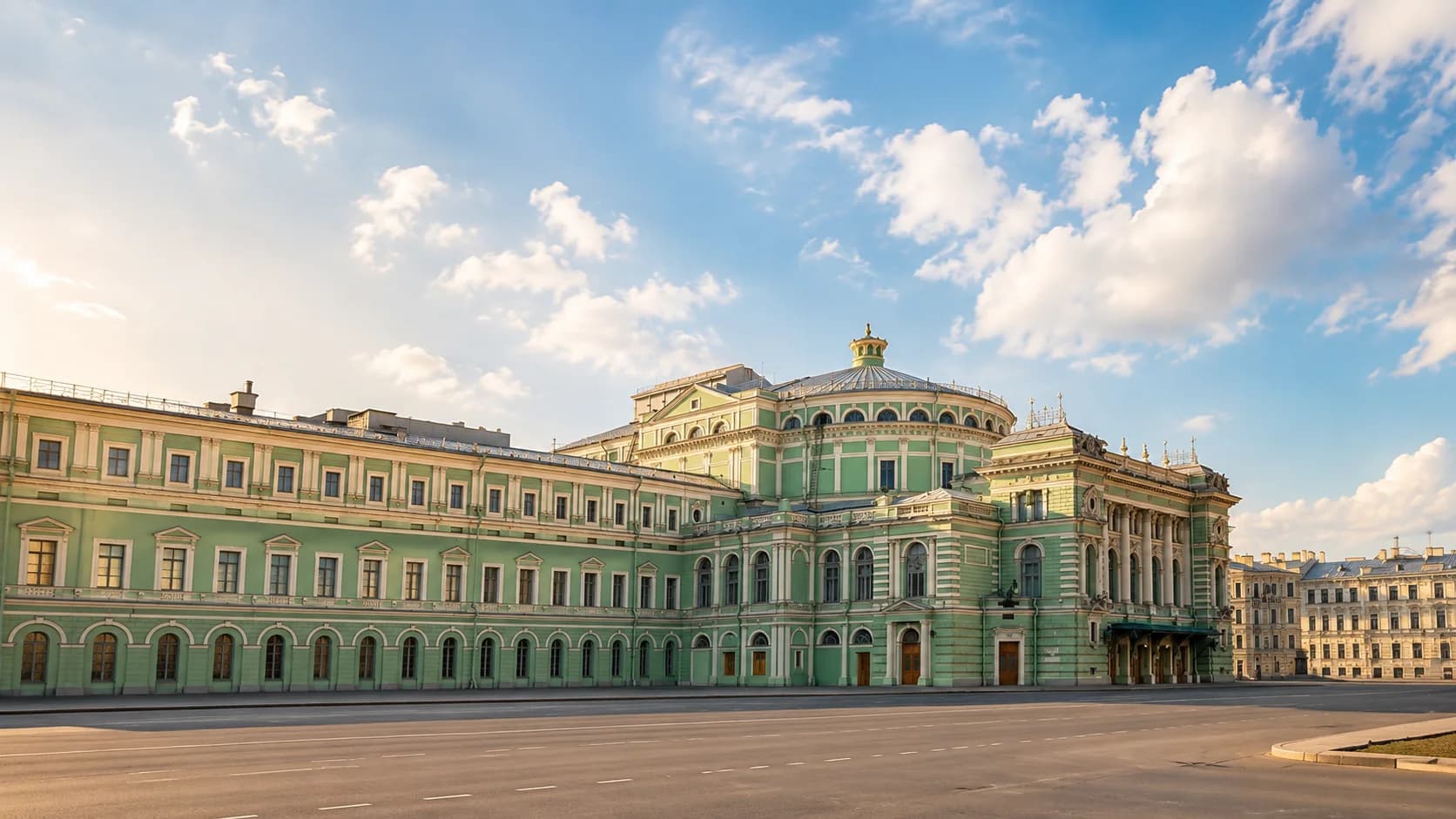 Мариинский театр рядом со Сварог-Фильм-Отелем